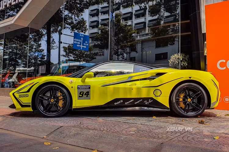 "Trái tim" của Ferrari 488 GTB là khối động cơ V8 3.9L tăng áp kép quen thuộc, sản sinh ra công suất 661 mã lực và 670 Nm mô-men xoắn.