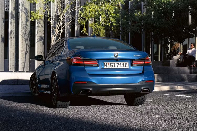 Thậm chí, có mẫu xe BMW lắp ráp còn rẻ hơn tới tận 770 triệu so với xe nhập khẩu. Trong bảng giá rò rỉ không có sự xuất hiện của BMW 5-Series lắp ráp nhưng nhiều khả năng xe cũng sẽ rẻ hơn xe nhập khẩu theo xu hướng chung. Tuy giá bán chưa được hé lộ nhưng thông số kỹ thuật của BMW 5-Series lắp ráp tại Việt Nam đã bị rò rỉ.