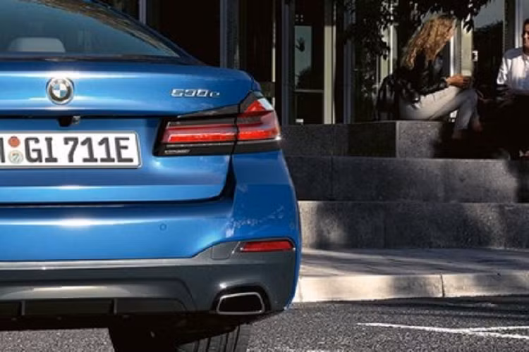 BMW 520i lắp ráp có lưới tản nhiệt hình quả thận đặc trưng của BMW. Bao quanh lưới tản nhiệt là viền kim loại mạ crôm sáng bóng để tăng độ sang trọng. Hệ thống đèn trước của BMW 520i có thiết kế sắc sảo và sử dụng công nghệ LED thích ứng. Xe sử dụng mâm hợp kim 19 inch kiểu chữ V.