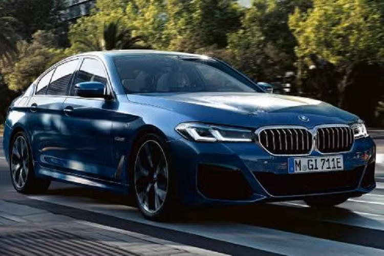 Cả hai phiên bản của BMW 5-Series lắp ráp đều sử dụng động cơ B48 TwinPower 2.0L, cho công suất tối đa 184 mã lực ở tua máy 5.000 - 6.000 vòng/phút và mô-men xoắn cực đại 290 Nm ở tua máy 1.350 - 4.250 vòng/phút.