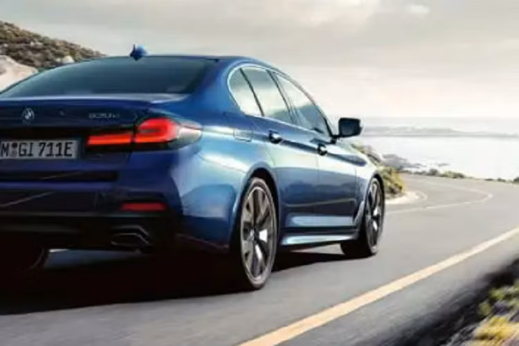 Nếu cũng được giảm vài trăm triệu như những người anh em BMW lắp ráp khác thì 5-Series sẽ trở thành đối thủ đáng gờm của Lexus ES và Mercedes-Benz E-Class.