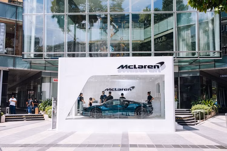 Trước đó, vào tháng 3/2022, McLaren Automotive thông báo chỉ định nhà nhập khẩu và phân phối chính thức tại thị trường Việt Nam là S&amp;S Automotive, một thương hiệu thuộc tập đoàn S&amp;S Group. Chỉ sau hơn 4 tháng, Artura – mẫu xe chính hãng đầu tiên của McLaren Automotive, đã có mặt tại đất nước hình chữ S