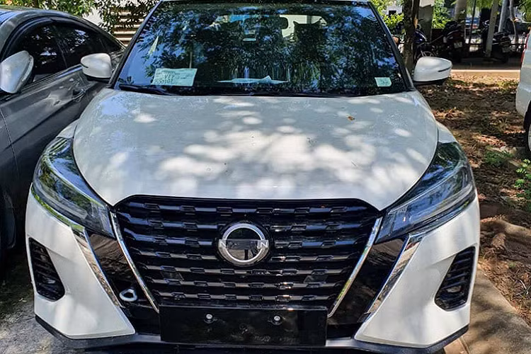 Theo như thông tin của đại lý lúc mở cọc Nissan Kicks 2022 vào hồi tháng 3 vừa qua, mẫu xe này sẽ được nhập khẩu nguyên chiếc từ Thái Lan với giá dự kiến khởi điểm từ 650 triệu đồng nhưng chưa rõ sẽ có mấy phiên bản. Hai chiếc xe xuất hiện có ngoại thất giống nhau, từ lưới tản nhiệt cho đến la-zăng và chỉ khác nhau về màu sơn nên không rõ xe thuộc phiên bản nào.