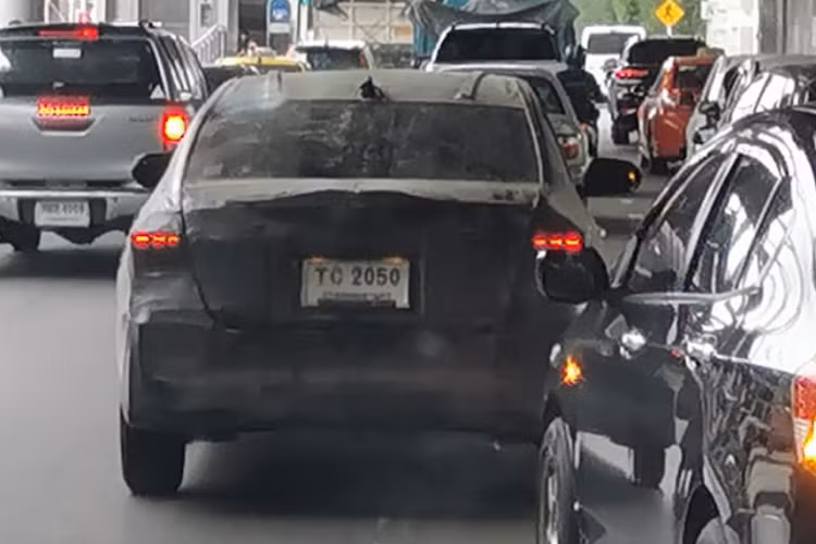 Theo tin đồn, Toyota Vios thế hệ mới sẽ sở hữu thiết kế ngoại thất lấy cảm hứng từ mẫu xe Daihatsu DN F-Sedan Concept từng ra mắt trong triển lãm Gaikindo Indonesia International Auto Show 2017. Hình ảnh chụp trên đường thử của Toyota Vios 2023 đã cho thấy tin đồn này có vẻ là đúng sự thật, dù chiếc Toyota Vios 2023 trên đường thử được ngụy trang kín mít nhưng chúng ta vẫn có thể thấy một số chi tiết ngoại thất của xe như khe gió nổi bật ở hai góc cản trước và cụm đèn pha góc cạnh, thanh mảnh.