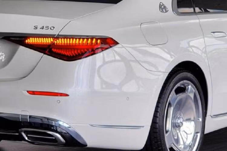 “Hey Mercedes” là câu lệnh đơn giản và quen thuộc giúp người dùng kích hoạt trợ lý ảo thông minh và điều khiển mọi hoạt động trên xe theo mong muốn. Mercedes-Maybach S450 2022 còn có tính năng đóng mở cửa sau bằng điện, thực hiện thông qua màn hình giải trí trung tâm, nút bấm phía trên trần xe hoặc thậm chí kết hợp với tính năng MBUX Interior Assistant, điều khiển bằng cử chỉ.