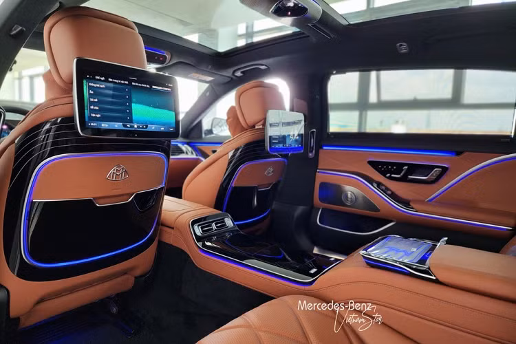 Gói trang bị Chauffeur package với ghế hành khách phía trước có thể điều chỉnh tiến sát về trước, tạo không gian rộng rãi cho hành khách ghế sau và còn được trang bị bàn gấp để tiện sử dụng như 1 văn phòng thu nhỏ.