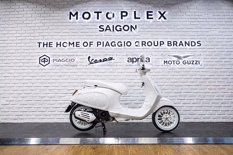 Về trang bị, Vespa Sprint Justin Bieber sử dụng hệ thống chiếu sáng full-LED, bảng đồng hồ dạng màn hình màu TFT và phanh ABS.