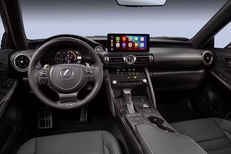 Về nội thất, IS 500 F Sport Performance sở hữu vô lăng bọc da thể thao có sưởi cùng logo F Sport được chạm nổi, màn hình trung tâm kích thước 8inch kết nối Apple CarPlay và Android Auto. Một số chi tiết đậm chất thể thao cũng có thể được tìm trong xe như bảng đồng hồ taplo có thể tuy chỉnh giao diện, bàn đạp ga, phanh và bệ để chân IS F Sport.