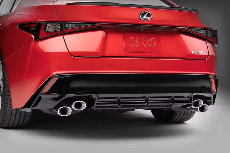 Giá xe Lexus IS 500 F Sport Performance tại Nhật Bản chưa được công bố, xe bán ra bắt đầu từ ngày 25/8 với số lượng giới hạn 500 chiếc được phát hành thông qua hình thức rút thăm. Giá bán của mẫu xe hiện chưa được được nhà sản xuất công bố.