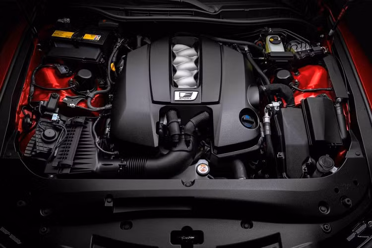 Ngoài động cơ V8, Lexus IS 500 F Sport Performance thể thao còn được mâng cấp về ngoại hình với cánh gió sau trang trí viền chrome tối màu, huy hiệu màu đen, mâm xe hợp kim 10 chấu kép Enkei 19 inch siêu nhẹ và ống xả kép thể thao.
