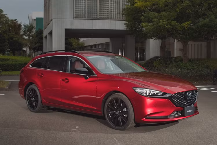 Trong đó, 25S Sports Appearance và XD Sports Appearance là 2 bản trang bị mới. Riêng phiên bản đặc biệt Mazda6 20th Anniversary Edition ra đời nhằm kỷ niệm 20 năm có mặt trên thị trường của mẫu sedan cỡ D này.