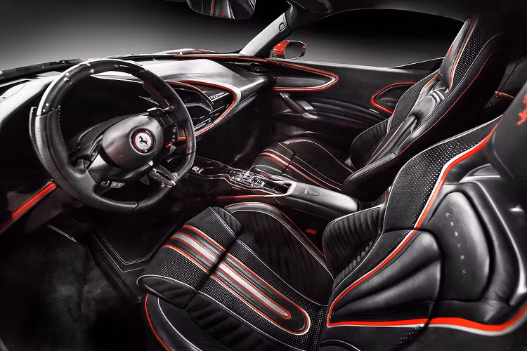 Với tiêu chuẩn thủ công của Carlex, khoang nội thất của Ferrari SF90 Stradale đã được hoàn thiện với những chi tiết tinh xảo, tỉ mỉ bậc nhất. Phần ghế ngồi được bọc kết hợp với da trơn, da lộn cùng với một số miếng da đục lỗ tạo cảm giác thể thao cho ghế.