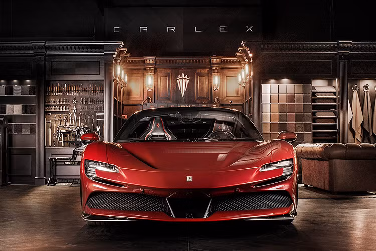 Trên phiên bản Ferrari SF90 Stradale độ Carlex Design, thương hiệu đã có dịp phô diễn sở trường của mình khi đem đến cho chiếc SF90 một khoang nội thất hoàn toàn mới. Khoang nội thất trên chiếc xe này đã được độ lại hoàn toàn, phối lại với màu đen chủ đạo cùng với các họa tiết màu đỏ, trắng cùng một số họa tiết cầu kỳ.