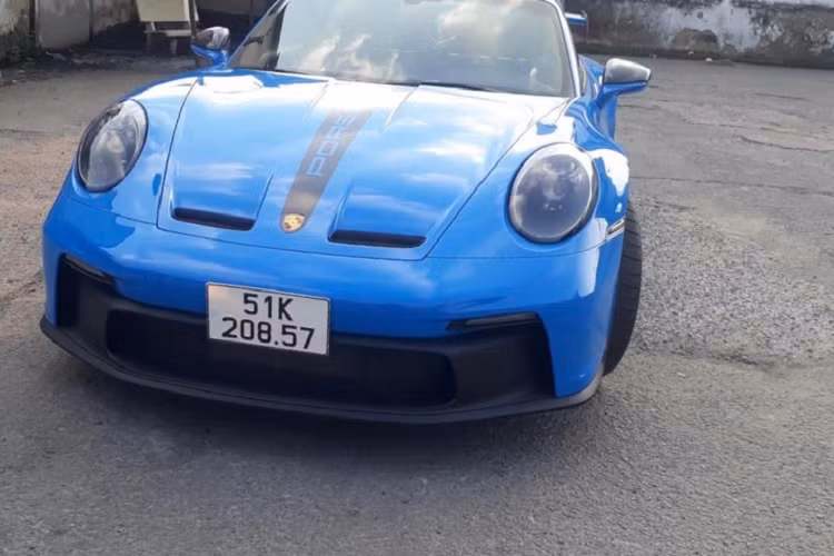 Sức mạnh của Porsche 911 GT3 mới đến từ khối động cơ hút khí tự nhiên 4.0L sản sinh 502 mã lực và 469Nm mô-men xoắn cực đại, kết hợp với hộp số ly hợp kép 7 cấp, siêu xe thể thao chỉ cần 3,2 giây để tăng tốc từ 0 - 100 km/h, trước khi cán tốc độ tối đa 317 km/h.