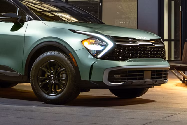 Bộ đôi Kia Telluride và Hyundai Pallisade hứa hẹn sẽ đốt nóng bầu không khí trên sân khấu NYIAS. Trong khi đó, để khởi động dần chiến dịch quảng bá và thu hút sự chú ý của người tiêu dùng, những hình ảnh chạy thử đầu tiên của mẫu xe đàn em Kia Sportage thế hệ mới cũng đã được hãng tung ra.