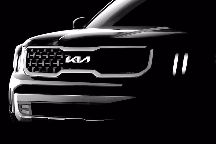 Hình ảnh hé lộ cho thấy bên cạnh những chi tiết được làm mới, mẫu xe SUV Kia Telluride 2023 sẽ vẫn giữ lại một số nét thiết kế quen thuộc so với phiên bản 2022 đang có mặt trên thị trường hiện nay. Phần đầu xe với lưới tản nhiệt mũi hổ và hoạ tiết lưới kẻ dọc bắt mắt hay phần kính cột D ở phía đuôi xe rất giống với concept của chính Telluride được Kia công bố vài năm trước, vào khoảng 2016.