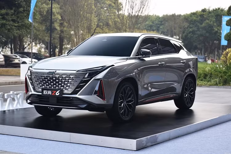 Nhà sản xuất xe Trung Quốc Changan mới đây đã công bố thêm những hình ảnh về mẫu xe mới có tên Oshan Z6. Changan Oshan Z6 2022 mới là một mẫu SUV hạng D với dáng vẻ hiện đại, và sẽ có đủ phiên bản chạy xăng lẫn plug-in hybrid.