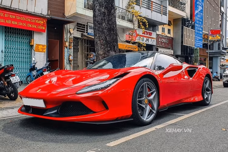 Đáng chú ý, nắp khoang động cơ dạng Lexan khoét lớn của Ferrari F8 Tributo hàng hiếm này khá giống với mẫu xe huyền thoại Ferrari F40. Bên dưới nắp khoang động cơ này là cỗ máy tăng áp kép V8 3.9L sản sinh công suất 720 mã lực và mô-men xoắn cực đại 770 Nm.