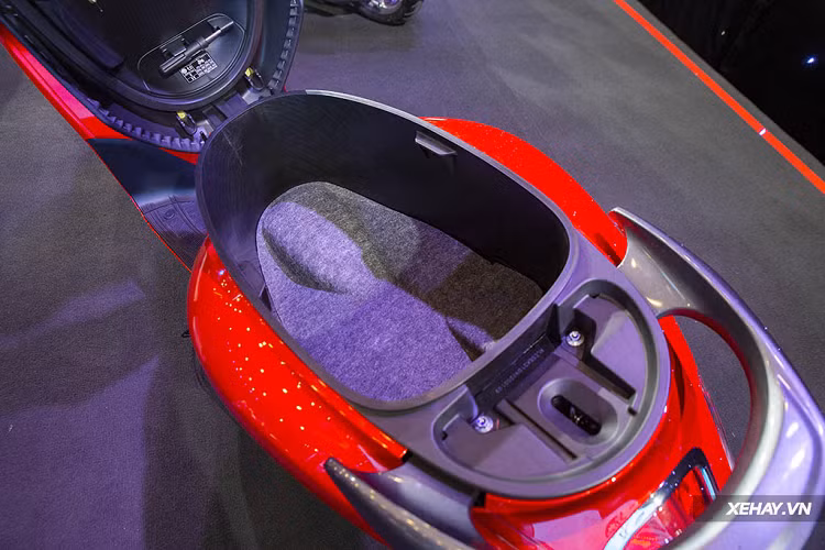 Yamaha cũng đã bổ sung cho những "quý cô trẻ" đi Grande hàng loạt tiện ích rất đáng chú ý mà đối thủ Honda Lead chắc chắn còn phải chạy theo dài dài, gồm: đồng hồ điện tử đi kèm kết nối Y-Connect, cổng sạc điện thoại kết hợp hốc đựng đồ tiện dụng, chìa khóa thông minh, cốp 27L và nắp bình xăng tiện lợi ngay sau yếm xe.