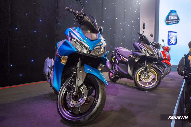 Trong số 3 mẫu xe mới, Yamaha NVX 2022 sở hữu bộ tem mới với 4 tùy chọn màu cá tính hơn, bao gồm: đen, xám - đen, xanh - đen và đỏ - đen. Ngoài công nghệ kết nối thông minh Y-Connect đã có mặt, mẫu tay ga thể thao vẫn giữ nguyên cấu hình sức mạnh vượt trội đến từ khối động cơ Blue core dung tích 155cc đi kèm hệ thống van biến thiên VVA.