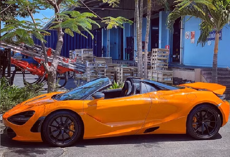 Trên trang cá nhân, Bảo Hưng đã rất hào hứng với "vợ mới" nên liên tục chia sẻ chiếc McLaren 720S lúc đậu trong garage hay lái xe trên đường. Hiện chưa rõ em trai BTV Ngọc Trinh đã bỏ ra bao nhiêu tiền để sở hữu siêu xe McLaren 720S màu cam. Chỉ biết rằng, giá xe McLaren 720S đã qua sử dụng tại dải đất hình chữ S này không dưới 16 tỷ đồng.