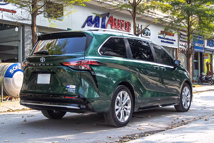 Hiện tại, chiếc xe đã đăng ký biển số Hà Nội và đang tìm chủ mới. Mức giá xe Toyota Sienna Hybrid 2021 đã qua sử dụng được chào bán khoảng 4,5 tỷ đồng và mới chỉ vận hành khoảng 8,500 km, các chi tiết trên xe hầu như còn trong tình trạng rất mới. 
