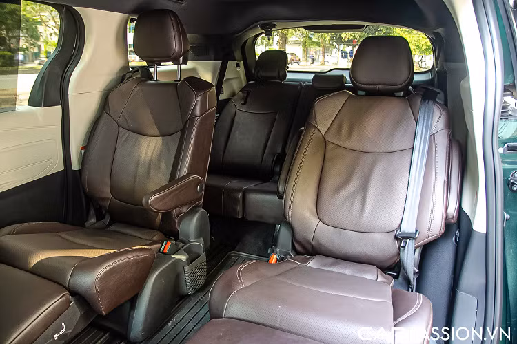Phiên bản Platinum có hiển thị trên kính lái HUD và sạc điện thoại không dây chuẩn Qi. Khoang nội thất của xe được bọc da màu nâu tạo cảm giác sang trọng, đồng thời các chi tiết ốp gỗ bề mặt mờ giúp tạo cảm giác hiện đại cho mẫu xe MPV cao cấp.