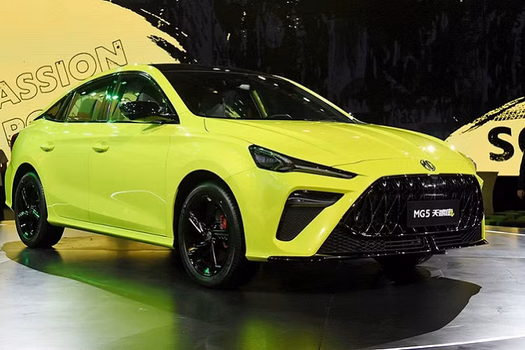 Vừa qua, hãng MG đã chính thức giới thiệu mẫu xe MG5 Scorpio 2022 mới tại thị trường Trung Quốc. Đây vốn là phiên bản thể thao hơn của dòng xe MG5 vừa ra mắt tại Việt Nam. Nhắm đến đối tượng khách hàng trẻ tuổi, MG5 Scorpio mang trên mình thiết kế hầm hố hơn, nội thất công nghệ cao hơn và động cơ cũng mạnh mẽ hơn bản thường. 