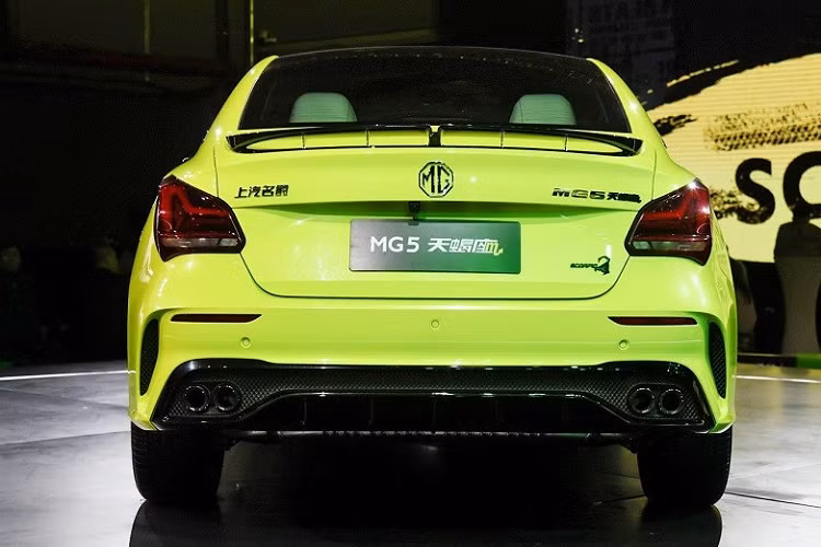 Đằng sau MG5 Scorpio 2022 cũng có một số điểm mới như logo hình bọ cạp cho phù hợp với tên xe, tạo hình bên trong cụm đèn hậu, 4 ống xả hình tròn chia đều sang hai bên và đèn phản quang nằm ngang trên cản sau. Đặc biệt, xe còn được trang bị cánh gió đuôi màu đen và bộ khuếch tán gió giả dưới cản sau. 