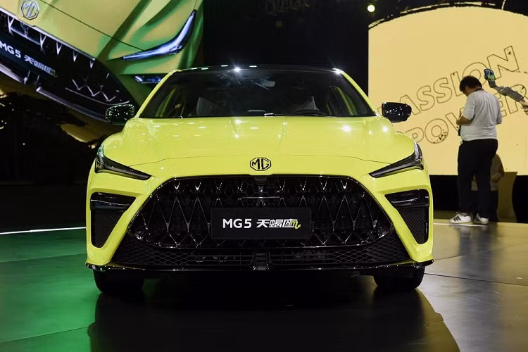 Sự khác biệt của MG5 Scorpio 2022 giá rẻ so với bản thường được thể hiện rõ qua phần đầu xe. Tại đây, chúng ta có thể bắt gặp lưới tản nhiệt cỡ lớn với mắt lưới đan vào nhau và sơn màu đen bóng. Nằm ngay bên dưới lưới tản nhiệt là 2 hốc gió trung tâm và cánh lướt gió trước. 