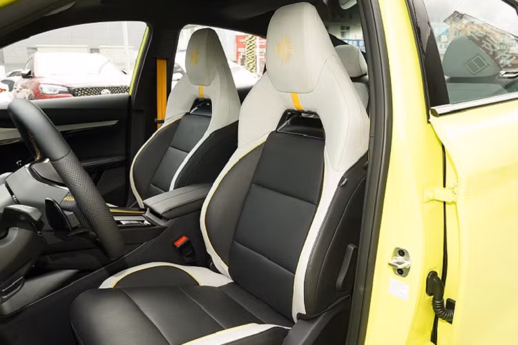 Nhờ đó, xe có thể tăng tốc từ 0-100 km/h trong thời gian 6,9 giây. So với bản thường, MG5 Scorpio 2022 mạnh hơn 8 mã lực nhưng vẫn đạt vận tốc tối đa 200 km/h. Động cơ kết hợp với hộp số tự động ly hợp kép 7 cấp. 