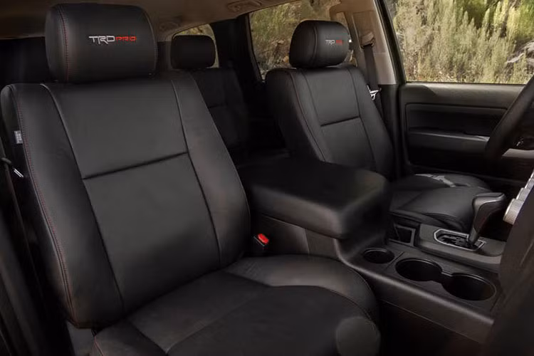 Chưa hết, gói TRD Off-Road còn trang bị hệ thống hỗ trợ đổ đèo, hệ thống chọn chế độ lái Multi-Terrain Select, hệ thống kiểm soát địa hình Multi-Terrain Monitor và hệ thống lựa chọn vận tốc để vượt địa hình Crawl Control cho xe.