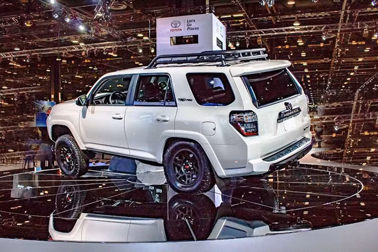 Để đảm bảo an toàn cho người dùng, Toyota Sequoia 2022 còn có gói công nghệ Toyota Safety Sense 2.5, bao gồm hệ thống tranh va chạm sớm, tích hợp tính năng phát hiện người đi bộ/người đạp xe, hệ thống kiểm soát hành trình dùng radar, cảnh báo chệch làn đường đi kèm hỗ trợ đánh lái, hỗ trợ đưa xe vào giữa làn đường,...