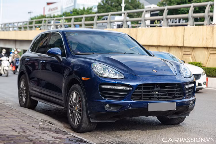 Với mức giá xe Porsche Cayenne Turbo 2011 này, người dùng có thể tậu cho mình một chiếc Mercedes-Benz GLC mới cứng nhưng sẽ không thể tận hưởng được cảm giác thể thao tới từ khối động cơ V8 của chiếc Turbo S này.
