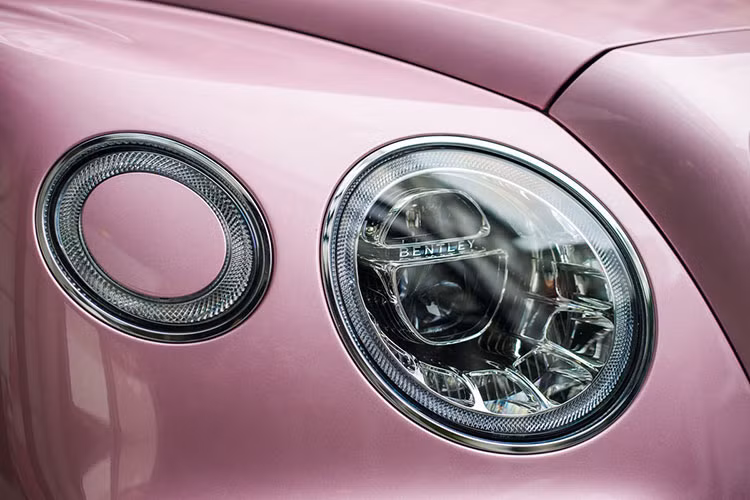 Hầu hết phần thân những chiếc SUV siêu sang Bentley Bentayga được sản xuất tại nhà máy Volkswagen Zwickau-Mosel ở Đức, sau đó được sơn bởi Paintbox Editions ở Banbury, Vương quốc Anh, với công đoạn lắp ráp cuối cùng là tại nhà máy của Bentley Motor ở Crewe, Vương quốc Anh.