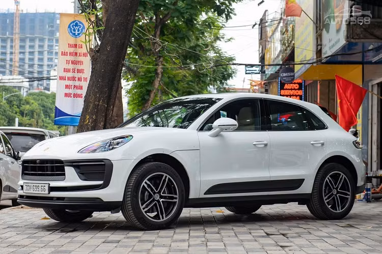Chiếc Porsche Macan 2022 trong bài sở hữu màu sơn ngoại thất trắng thanh lịch. Là phiên bản nâng cấp giữa vòng đời, Macan 2022 tiếp tục nhận được những thay đổi nhỏ ở thiết kế.