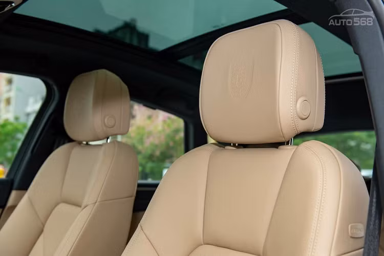 Với ODO chỉ hơn 30km thì nội thất xe gần như còn rất mới. Toàn bộ ghế ngồi trên xe đều được bọc da kết hợp da. Ghế trước có chỉnh điện đa hướng, nhớ vị trí ghế lái cùng thiết kế thoải mái. Hàng ghế sau rộng rãi với bệ tỳ tay kiêm hộc để cốc ở trung tâm, cửa gió điều hòa phía trước.