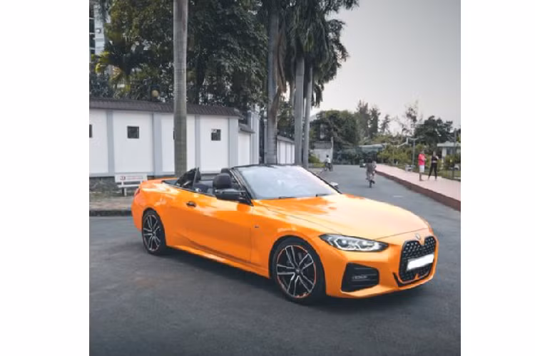 Phần mui vải của 430i Convertible 2021 có thể đóng / mở trong khoảng 18 giây và hoạt động ở tốc độ tối đa 50 km/h.