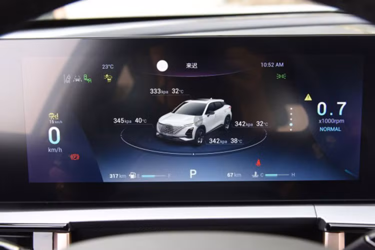 Tin đồn cho biết, Chery OMODA 5 tại Việt Nam sẽ có những trang bị nổi bật như sạc điện thoại thông minh không dây, bảng đồng hồ kỹ thuật số và màn hình cảm ứng trung tâm cùng có kích thước 10,25 inch, cửa sổ trời toàn cảnh Panorama hay hệ thống đèn viền 64 màu.