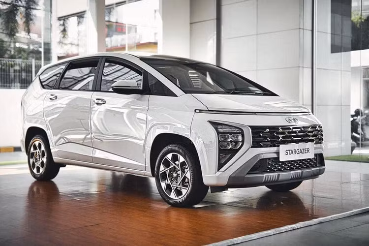 Theo thông tin từ đại lý, mẫu MPV Hyundai Stargazer 2023 mới sẽ chính thức ra mắt tại Việt Nam vào giữa tháng 10, ngày giờ cụ thể chưa được xác nhận. Một tư vấn viên cho biết, xe có giá dự kiến khoảng hơ 600 triệu đồng, khách hàng muốn nhận xe sớm có thể đặt cọc từ bây giờ. Lô xe đầu tiên sẽ về hàng tại đại lý từ cuối tháng 11.