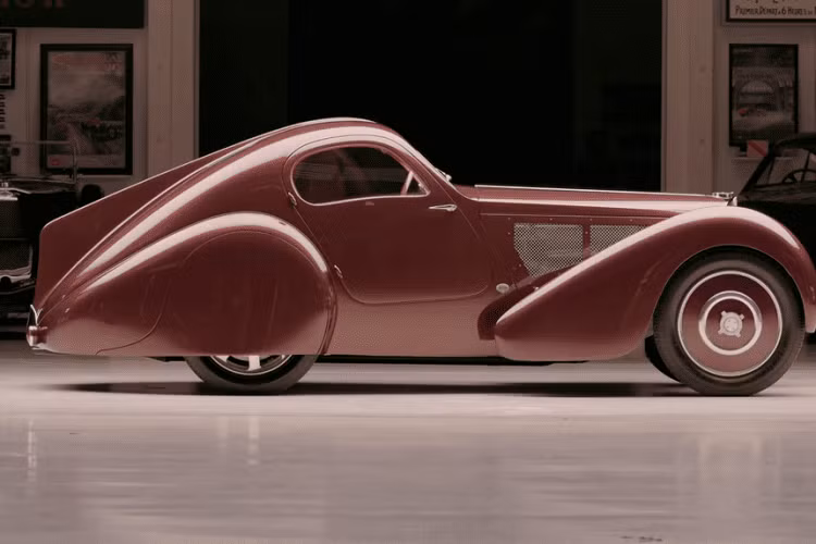 Khi là xe đua Grand Prix, chiếc Type 51 này đã được cầm lái bởi Louis Chiron ở giai đoạn đó. Đúng vậy, đây chính là tay đua đã truyền cảm hứng cho tên gọi của mẫu hypercar hiện đại. Sau khi đua cho hãng siêu xe Bugatti vào năm 1931, Chiron đã được tặng chiếc xe và sở hữu nó cho tới năm 1936, khi nó được bán cho một người đàn ông tên là André Bith.