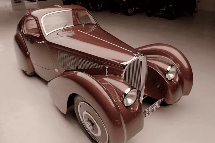 Người dẫn chương trình kiêm nhà sưu tập xe ôtô có tiếng Jay Leno mới đây đã có cơ hội tiếp cận một chiếc Bugatti Type 51 Dubos Coupe đời 1931. Đây là một chiếc Bugatti cực hiếm, từng bắt đầu cuộc sống trong vai trò một chiếc xe đua Grand Prix.