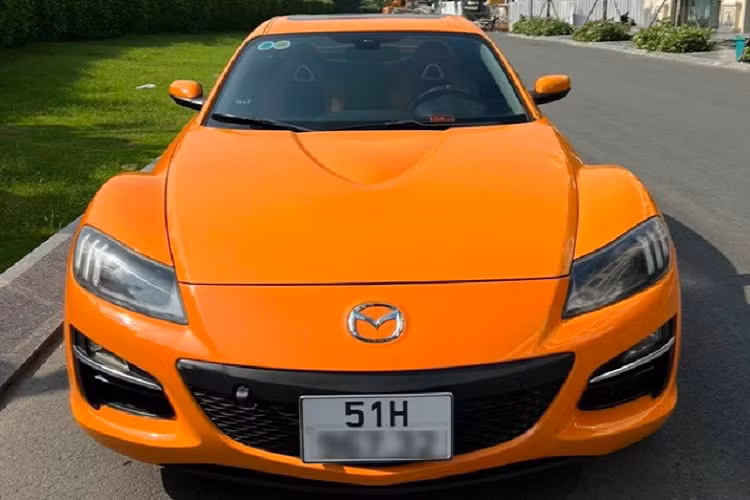 Sau 14 năm lăn bánh, chiếc xe trong bài vẫn sở hữu ngoại hình long lanh với nước sơn màu cam cá tính. Xe mang ngôn ngữ thiết kế đặc trưng của Mazda với các đường nét mềm mại cùng lưới tản nhiệt “miệng cười” trẻ trung, khỏe khoắn.