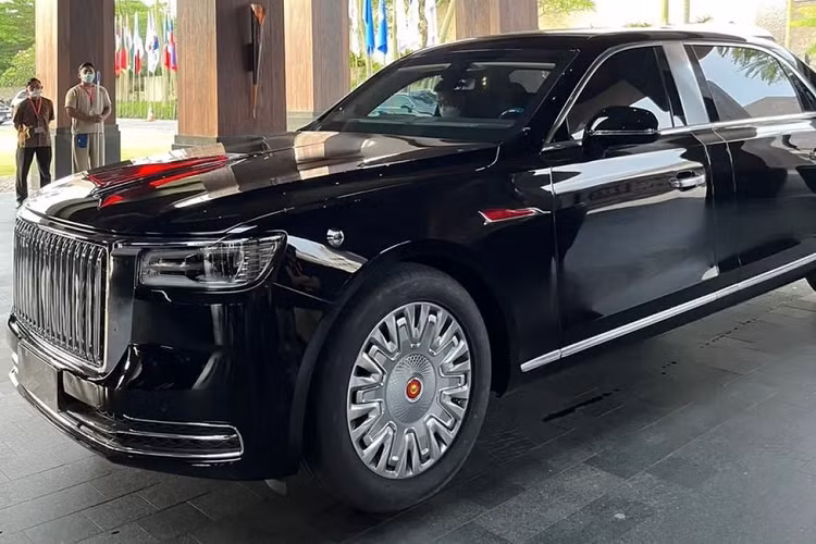Không chỉ đồ sộ, Hồng Kỳ N701 còn sở hữu thiết kế ngoại thất hiện đại hơn N501 và khá giống với xe siêu sang Rolls-Royce. Có thể thấy điều đó qua thiết kế đầu xe của Hồng Kỳ N701 với lưới tản nhiệt hình chữ nhật cỡ lớn, đi kèm các nạn mạ crôm nằm dọc theo phong cách thác nước. Lưới tản nhiệt này được bao quanh bằng viền mạ crôm dày dặn và nối liền với cụm đèn pha thanh mảnh ở hai bên.