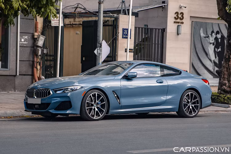 Trong số dàn xe sang trăm tỷ tại Hà Nội cuối tuần qua, đầu tiên là chiếc BMW 840i Coupe độc nhất Việt Nam. Xe sở hữu lớp sơn màu xanh lạ lẫm chưa từng xuất hiện trong nước mang tên Barcelona Blue Metallic. BMW 840i phiên bản Coupe là sự kết hợp hoàn hảo giữa phong cách thể thao truyền thống và sự sang trọng, hiện đại.