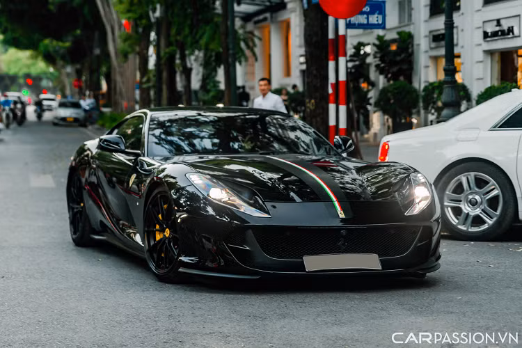Mẫu siêu xe duy nhất xuất hiện trong bài viết chính là chiếc Ferrari 812 Superfast thuộc sở hữu của một tay chơi Hà Thành. Đây là 1 trong 2 chiếc 812 Superfast được đưa về Việt Nam và cả hai chiếc hiện đều đang “định cư” tại Hà Nội.
