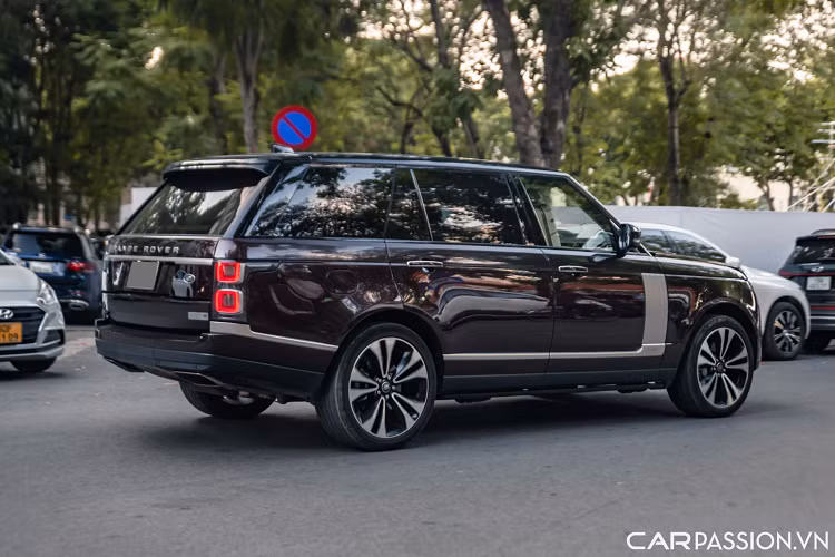 Được xây dựng trên phiên bản Autobiography sang trọng, Range Rover Fifty có một số điểm nhấn bên ngoài độc quyền trong màu sơn Auric Atlas cũng như thiết kế mâm xe kích thước 22″ độc đáo.