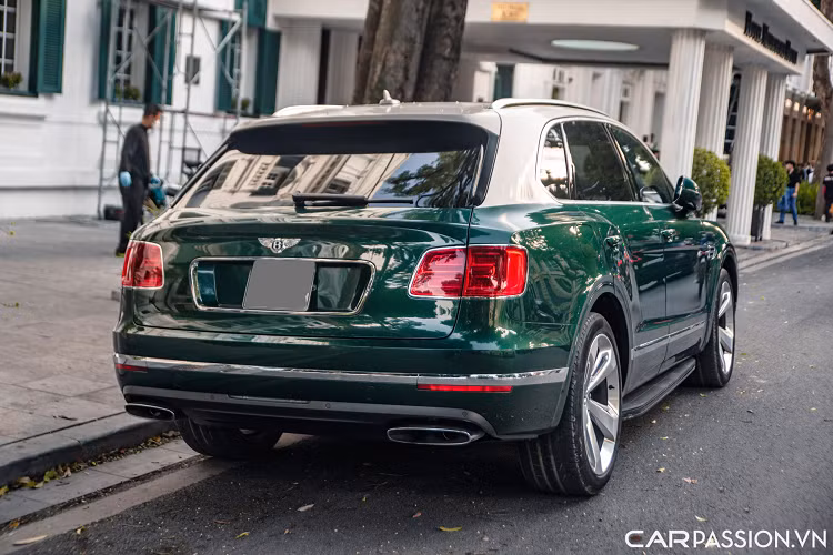 Dòng xe SUV Bentley Bentayga siêu sang lần đầu tiên trình làng trên thế giới vào tháng 12/2015 và chỉ chưa đầy nửa năm sau đó, đã có chiếc đầu tiên xuất hiện tại Việt Nam. Đỉnh điểm là 2017 đến 2019, số lượng xe Bentley Bentayga đổ về nước phải trên 35 xe với nhiều bản khác nhau.