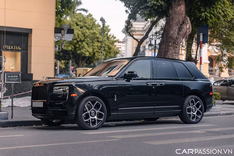 Cuối cùng là mẫu SUV siêu sang Rolls-Royce Cullinan phiên bản Black Badge được khá nhiều tay chơi ưa chuộng với trên dưới 15 chiếc đang có mặt trong nước. Trên phiên bản Black Badge, những chiếc Cullinan sẽ sở hữu loat chi tiết được mạ Chrome đen như hệ thống lưới tản nhiệt dạng thác nước, logo “Góa phụ bay” Spirit of Ecstasy và cả các chi tiết khác như viền cửa của xe.