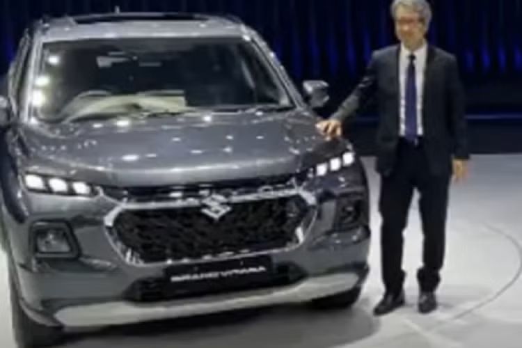 Đặc biệt, hệ truyền động Smart Hybrid của Suzuki Grand Vitara 2022 có thể kết hợp với công nghệ dẫn động 1 cầu hoặc 2 cầu All-Grip AWD. Ở phiên bản All-Grip AWD, xe có 4 chế độ lái là Auto, Sport, Snow và Lock, chọn qua núm xoay trên cụm điều khiển trung tâm.